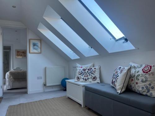 Posezení v ubytování Nestled in the heart of a picturesque village & a stones throw from Westleton Heath and the Suffolk Coastline