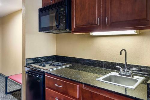 Köök või kööginurk majutusasutuses Comfort Inn & Suites Carneys Point