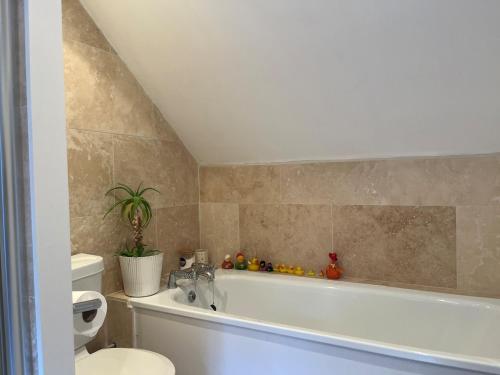 Koupelna v ubytování Nestled in the heart of a picturesque village & a stones throw from Westleton Heath and the Suffolk Coastline