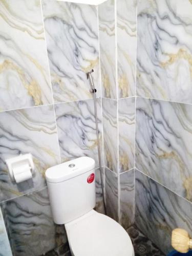 Ένα μπάνιο στο Centrally located studio with AC and kitchenette
