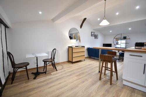 une cuisine et une salle à manger avec une table et des chaises dans l'établissement Appartement La Belle Epoque, à Saint-Dizier