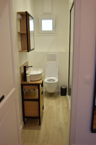 une salle de bain avec des toilettes blanches et un lavabo dans l'établissement The Versailles Charm, à Versailles