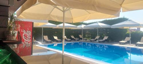 Bazén v ubytování Iva Resort nebo v jeho okolí