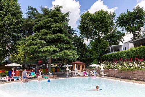La alberca dentro o cerca de Hotel La Diga Altomincio