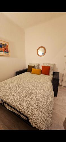 une chambre avec un grand lit avec des oreillers colorés dans l'établissement Le Pharo, emplacement exceptionnel 2 minutes du vieux port appartement rénové, à Marseille
