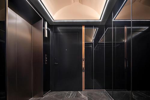 a dressing room with black doors and a ceiling at Maiyue Hotel-Chongqing Jiefangbei Chaotianmen in Chongqing