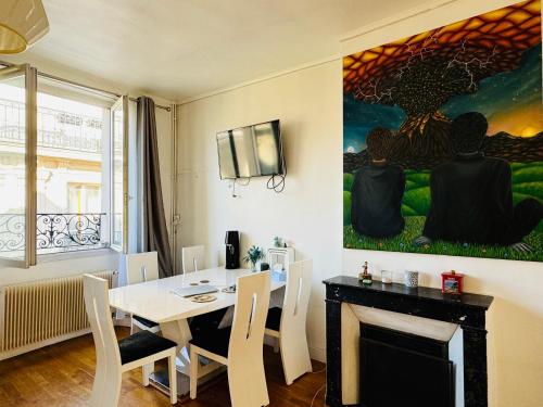 une salle à manger avec une table et un tableau au mur dans l'établissement Artist Rooms Paris, à Paris