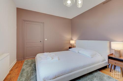 - une chambre avec un lit blanc, une table et des lampes dans l'établissement Appartement avec chambre, parking, bureau, wifi, à Tours