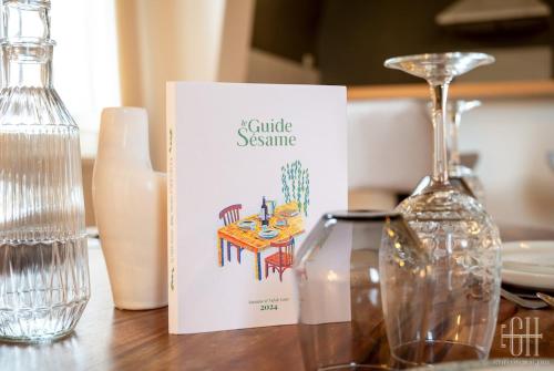 une table avec une carte sur une table avec une table dans l'établissement Appartement avec chambre, parking, bureau, wifi, à Tours