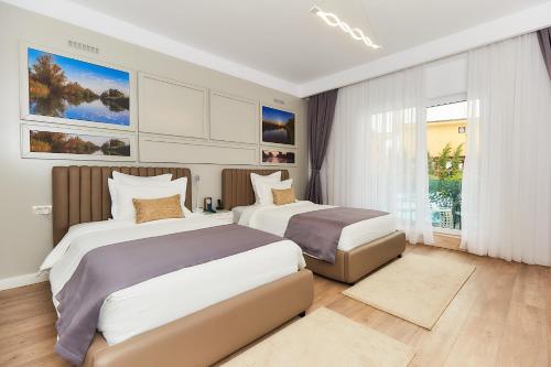 Postel nebo postele na pokoji v ubytování Lebada Luxury Resort & Spa
