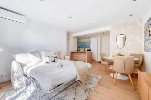 une chambre avec un lit et une salle à manger dans l'établissement Beautiful apartment close to beaches and palaces, à Cannes