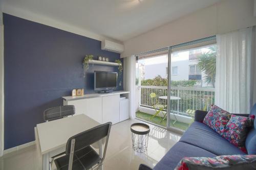 un salon avec un canapé, une table et une télévision dans l'établissement Le Fili - 5min Mer- Wifi-Clim - VCA, à Cannes