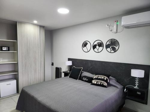 维拉卡洛斯帕兹Hotel El Paraiso Boutique的卧室配有一张床,墙上有三面镜子