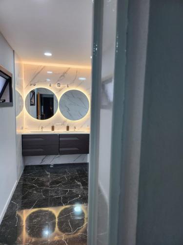 a bathroom with a mirror and a sink at Hotel El Paraiso Boutique in Villa Carlos Paz