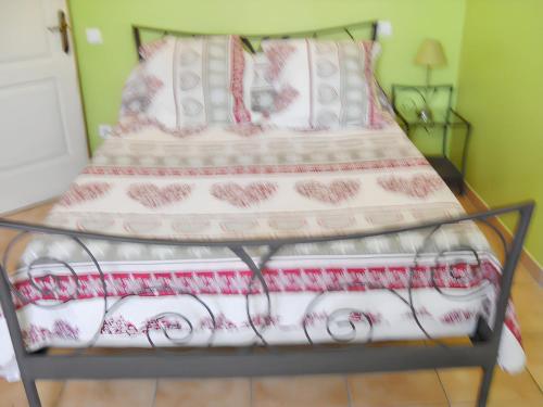 - un lit avec des oreillers roses et blancs dans l'établissement Maison charmante à L'Isle-sur-la-Sorgue avec jardin clôturé, à LʼIsle-sur-la-Sorgue