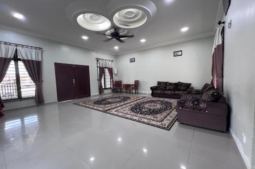 Posezení v ubytování Nurbayu Villa 3&4 bedroom Villa Kemaman