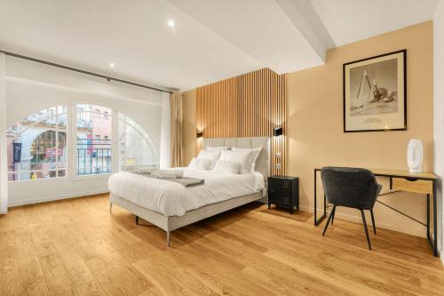 une chambre avec un lit, un bureau et une chaise dans l'établissement Comptoir des Étoffes - Proche Place du Capitole, à Toulouse