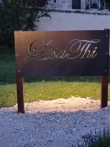 a sign that says under put in the grass at Lili de La LisaThi in Cruéjouls