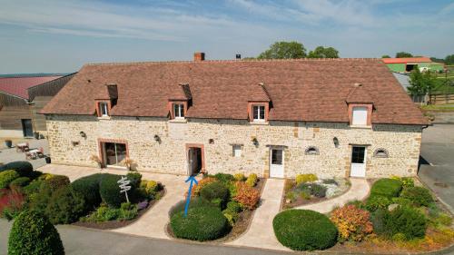 - une vue aérienne sur une grande maison en briques dans l'établissement Chambre double Romantique, à Ferrières-la-Verrerie