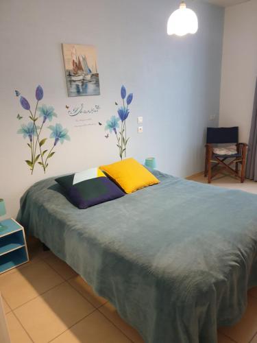 une chambre avec un grand lit avec un oreiller jaune dans l'établissement Europe, à Mortagne-sur-Gironde