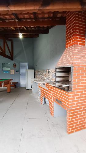 Η κουζίνα ή μικρή κουζίνα στο Casa do Zeca Próxima a praia da Cocanha com wifi - área gourmet 35 m2 - Localização imbatível