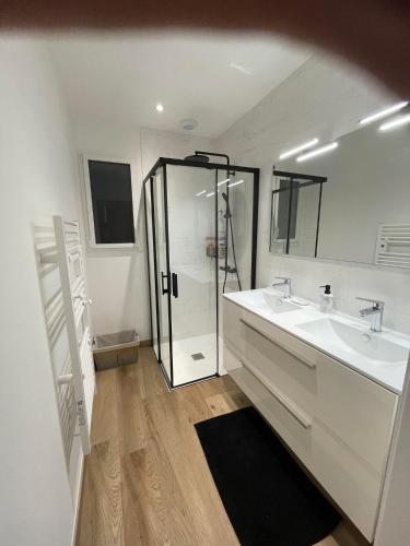 une salle de bain avec deux lavabos et une douche dans l'établissement Maison neuve mer, plage, gr 34 à pieds, à Assérac