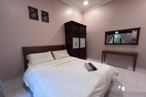 Postel nebo postele na pokoji v ubytování Nurbayu Villa 3&4 bedroom Villa Kemaman