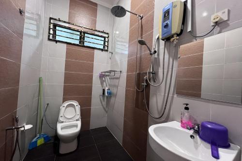 Koupelna v ubytování Nurbayu Villa 3&4 bedroom Villa Kemaman