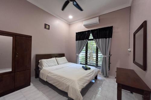 Postel nebo postele na pokoji v ubytování Nurbayu Villa 3&4 bedroom Villa Kemaman