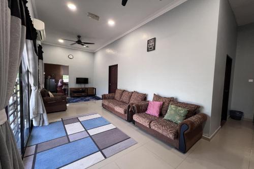 Posezení v ubytování Nurbayu Villa 3&4 bedroom Villa Kemaman