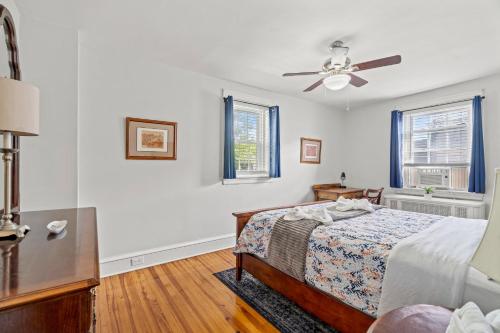 a bedroom with a bed and a ceiling fan at Bryn Mawr Gembalconydedicated Parking50tv in Bryn Mawr