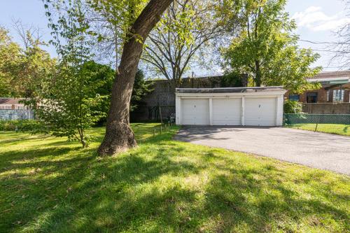 a garage with a tree in a yard at Bryn Mawr Gembalconydedicated Parking50tv in Bryn Mawr