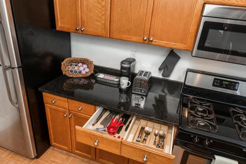 a kitchen with a black counter top and a microwave at Bryn Mawr Gembalconydedicated Parking50tv in Bryn Mawr