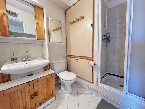 une salle de bain avec toilettes, lavabo et douche dans l'établissement Sol-y-Days Hermes, Charmant studio cabine au calme, à La Grande Motte