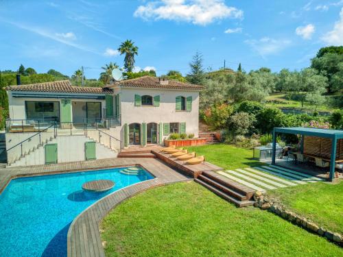 une maison avec une piscine dans une cour dans l'établissement Villa Valbonne, à Valbonne