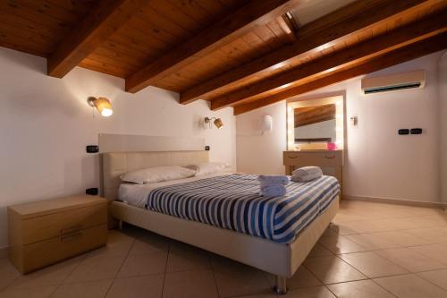 Un dormitorio con una cama y un techo de madera. en Casa Lulù, en Chioggia