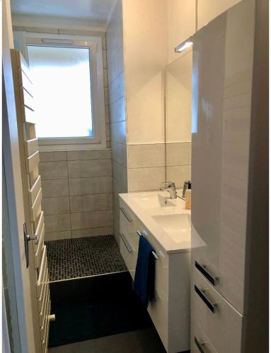 Photo de la galerie de l'établissement Appartement lumineux 80m2 avec vue et parking, à Besançon