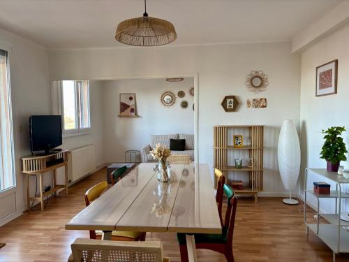 Photo de la galerie de l'établissement Appartement lumineux 80m2 avec vue et parking, à Besançon