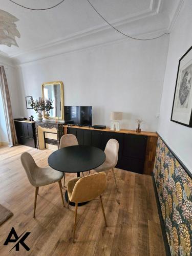 une salle à manger avec une table et deux chaises dans l'établissement L 'Élégant - Calme - proche des Halles de Pau, à Pau
