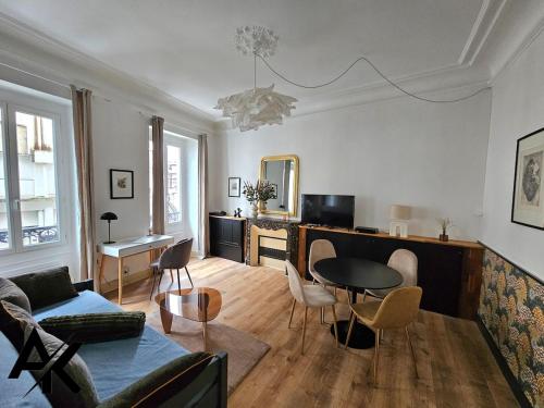 un salon avec un canapé et une table dans l'établissement L 'Élégant - Calme - proche des Halles de Pau, à Pau