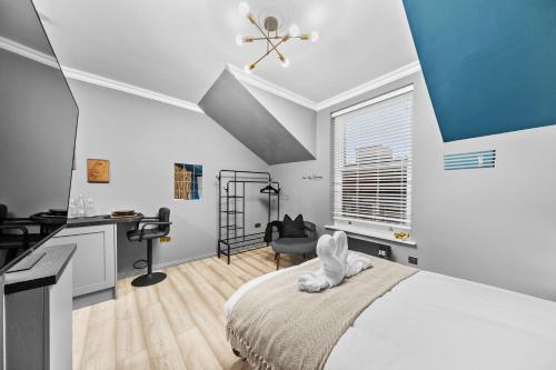 Un pat sau paturi într-o cameră la Downtown Studio 4 - Harrogate Town Centre