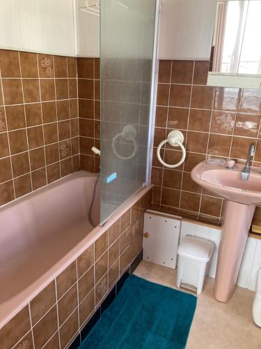 une salle de bain avec une baignoire, un lavabo et une douche dans l'établissement Location cure thermale, à Vittel