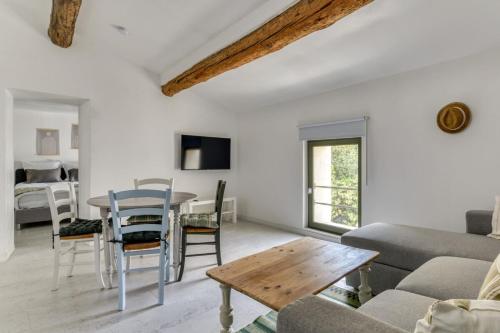 un salon avec une table et un canapé dans l'établissement Le Dichondra Wifi Proche des Pontons, à Peyriac-de-Mer