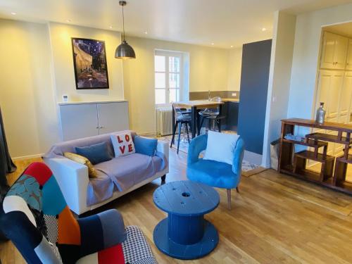 un salon avec un canapé, des chaises et une table dans l'établissement Chez PAULINE, à Rodez