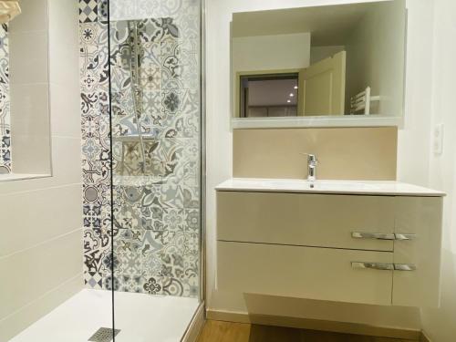 une salle de bain avec un lavabo et une douche dans l'établissement Chez PAULINE, à Rodez