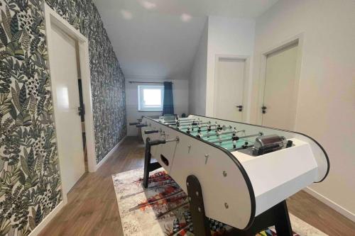 une salle avec un baby-foot au milieu dans l'établissement Grande villa de charme proche de la mer, à Peyriac-de-Mer