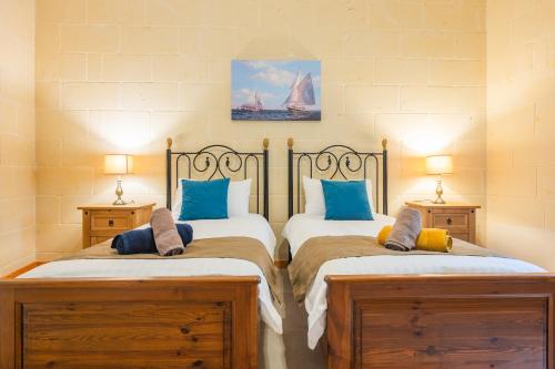 Katil atau katil-katil dalam bilik di Ellie Boo Farmhouse with Pool and Hot Tub and Games Room