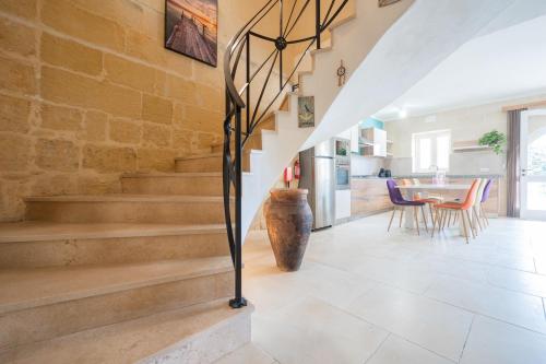 Dapur atau dapur kecil di Ellie Boo Farmhouse with Pool and Hot Tub and Games Room