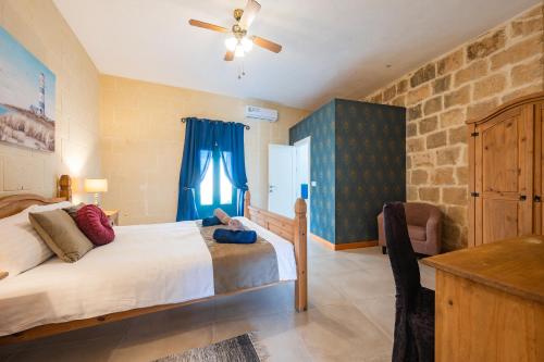 Katil atau katil-katil dalam bilik di Ellie Boo Farmhouse with Pool and Hot Tub and Games Room