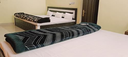 FaizābādにあるSaraswati Sadan Homestay Ayodhyaのホテルルーム ベッド2台付 ウィススカート